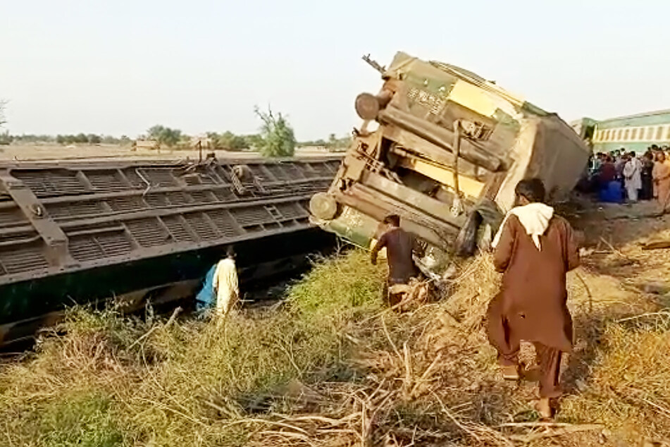 Entgleiste Waggons liegen an dem Unglücksort in der Provinz Sindh.