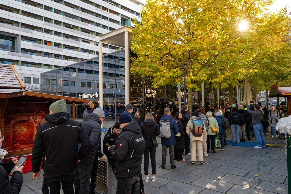 Für Gratis-Fritten harrten viele Besucher auf der Prager Straße in einer Warteschlange aus.