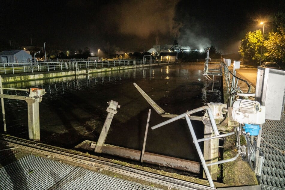 Der Jugendliche durchbrach mit dem BMW den Zaun des Klärbeckens und landete im Wasser.