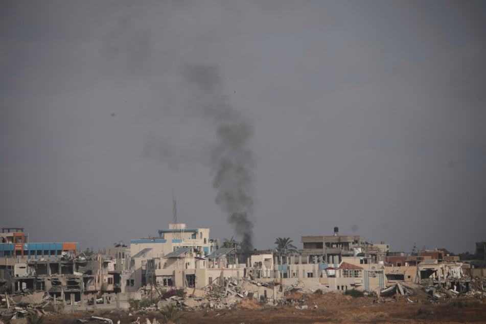 Nach einem Bombardement der israelischen Armee in Chan Junis im Gazastreifen steigt Rauch auf.