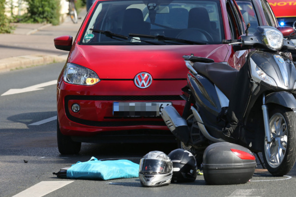 Unfall mit zwei Autos und einem Motorroller: Drei Verletzte
