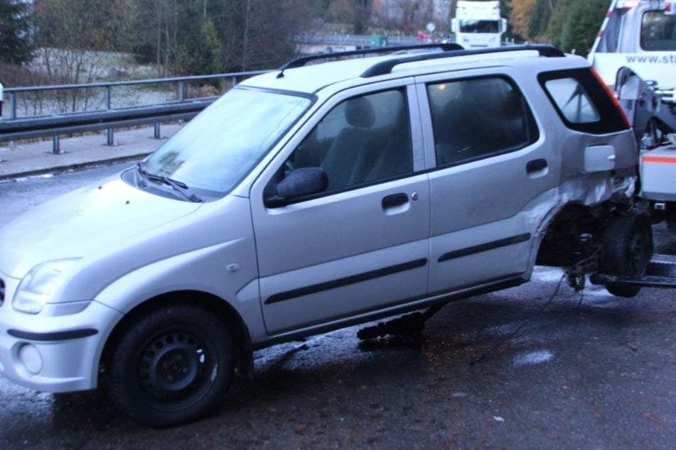 Subaru kommt auf glatter Straße ins Rutschen und kracht gegen Škoda