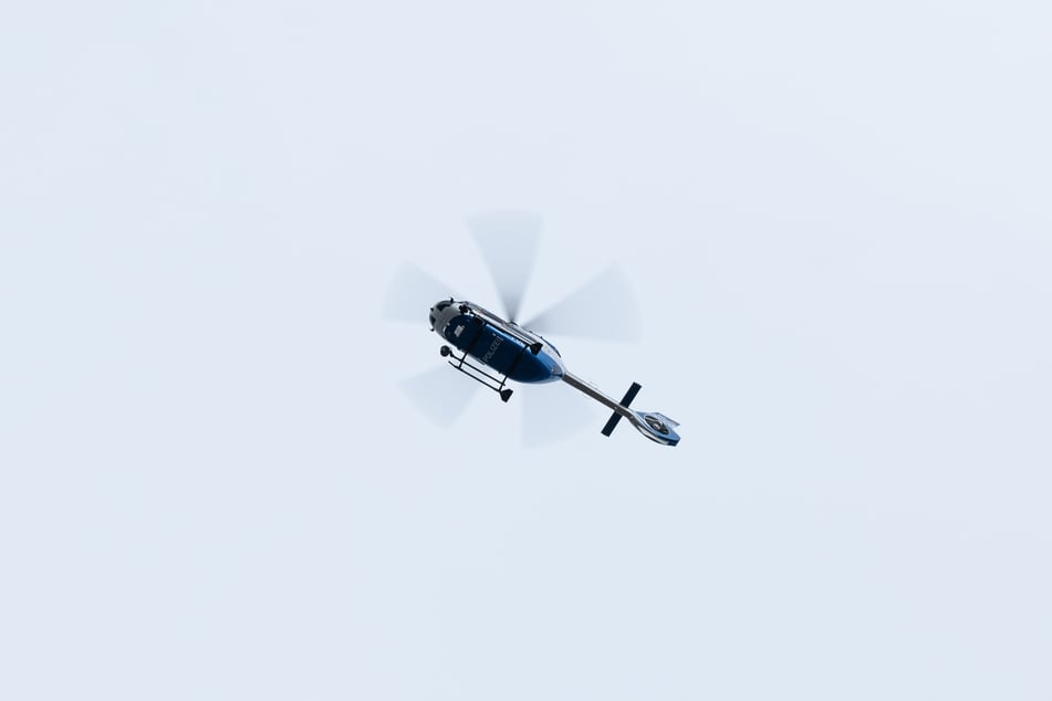 Ein Polizei-Hubschrauber war am Mittwochvormittag über Dresden zu sehen. (Symbolfoto)