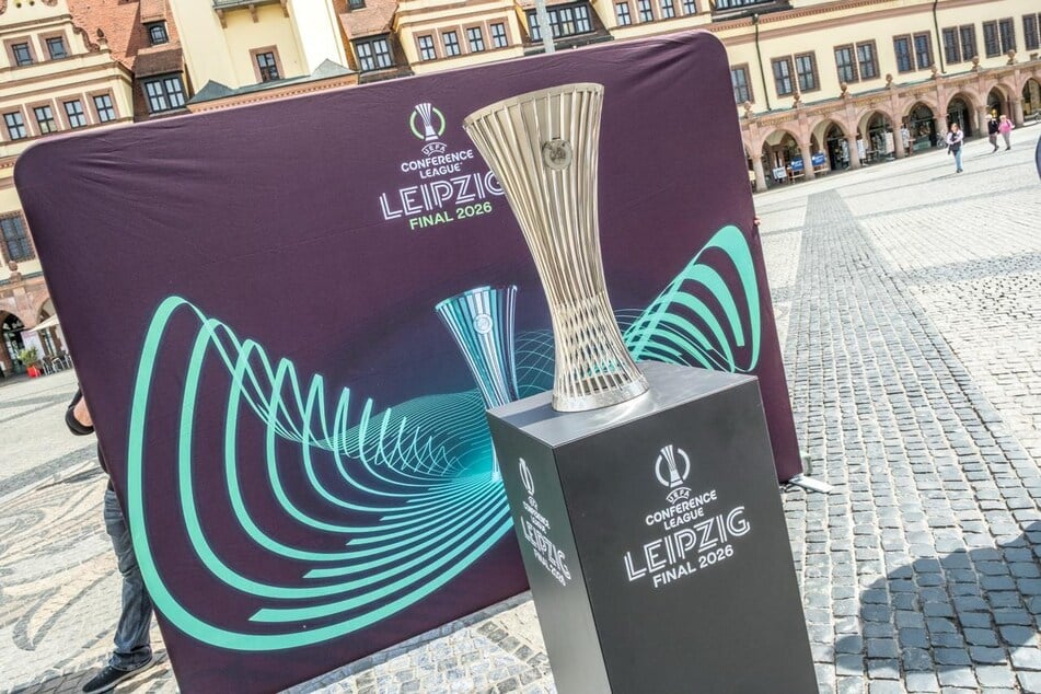 Die Trophäe der Conference League kann am Montag noch bis 18 Uhr auf dem Marktplatz aus nächster Nähe betrachtet werden.