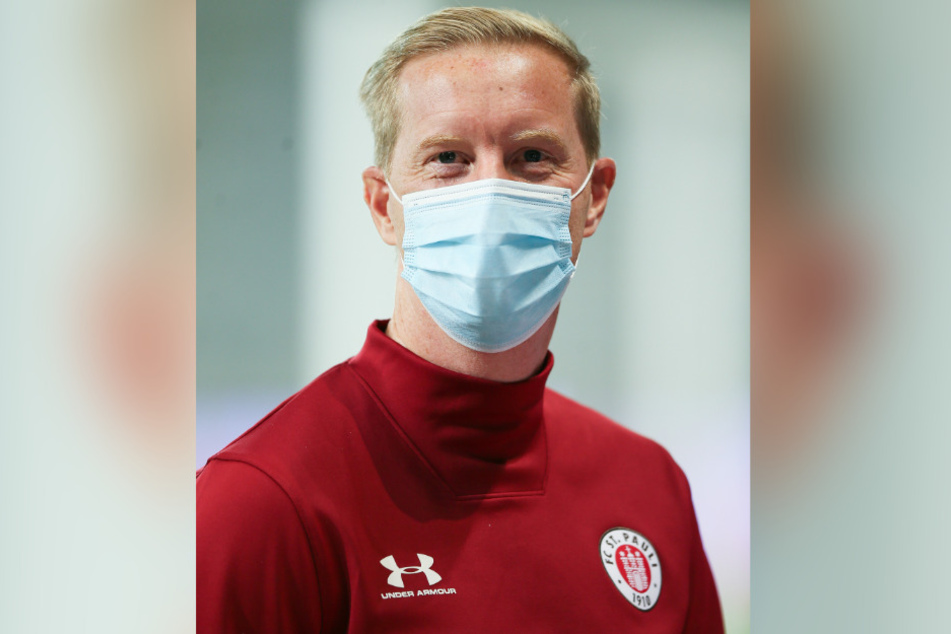 St. Paulis Trainer Timo Schultz mit Mund-Nasen-Schutz vor dem Spiel.