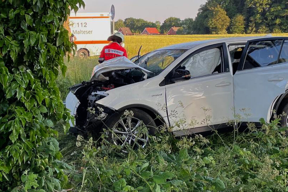 Tödlicher Unfall: Auto stößt gegen Baum, Beifahrer stirbt