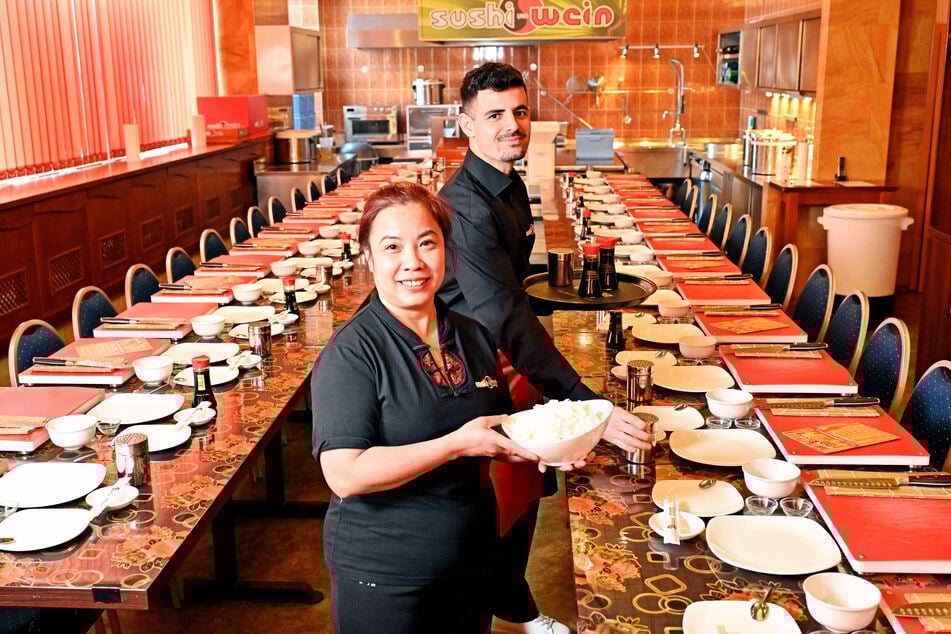 Huong Thi Nguyen (48) und Tariq Khanh Almas (26) decken die langen Tische für den nächsten Sushi-Kurs ein.