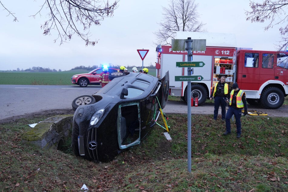 Die Feuerwehr schnitt ein großes Loch in die Windschutzscheibe.