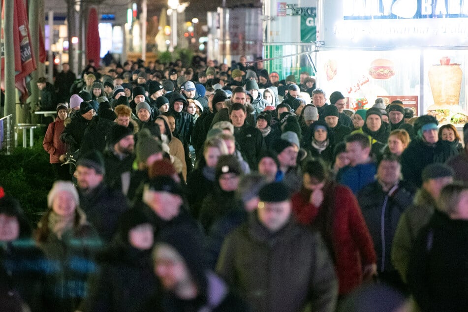 Das Bild gleicht dem von der vergangenen Woche wie ein Ei dem anderen: Teilnehmer einer Demonstration gegen die Corona-Maßnahmen gehen auf der Einkaufsstraße Prager Straße entlang.