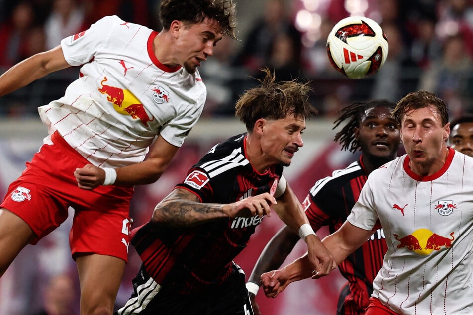 Eintracht-Kapitän Robin Koch (30, 2.v.l.) hatte wieder einmal keinen guten Tag erwischt und wurde zur zweiten Halbzeit ausgewechselt.