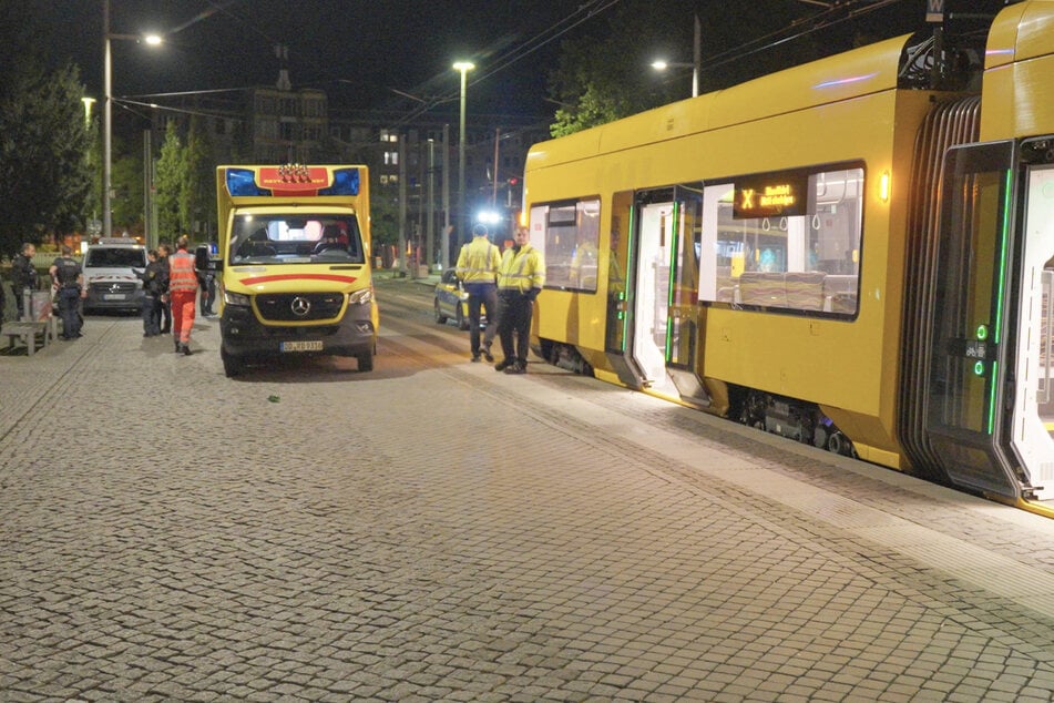 Auch mindestens ein Krankenwagen war im Einsatz, für die Linie 3 ging es am Albertplatz erstmal nicht weiter.
