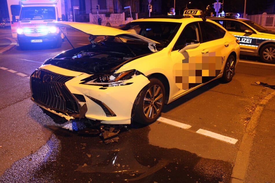 Der Taxifahrer wurde bei dem Unfall verletzt, das Auto war nicht mehr fahrbereit.