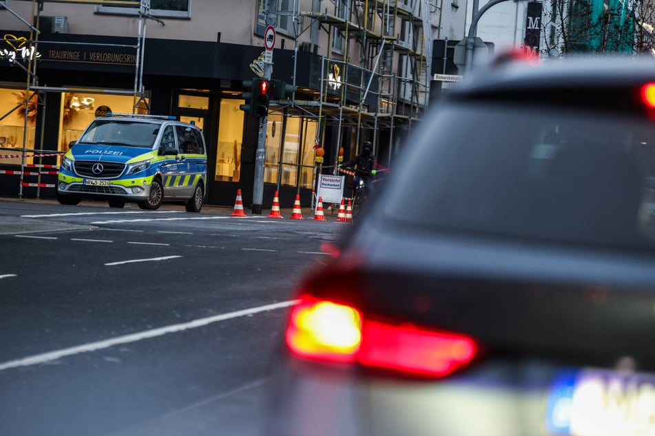 Ein Polizeiauto sperrt die Zufahrt zu einer Straße in der Mönchengladbacher Innenstadt ab.