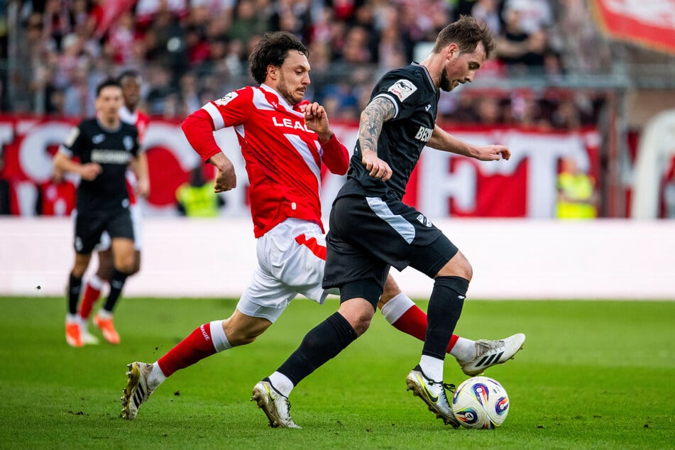 Cottbus' Simon Straudi (l.) und Verls Yari Otto schenkten sich nichts.