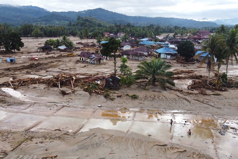 Eine Drohnenaufnahme zeigt die Verwüstung eines von einer Sturzflut betroffenen Dorfes in Nordsumatra.