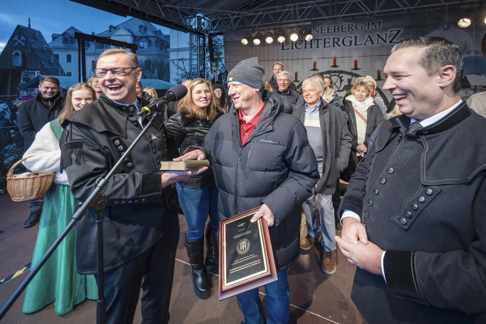 Schneebergs Bürgermeister Ingo Seifert (56, l.) ließ Vize-Vereinschef Steve Feuchter (55, M.) auf erzgebirgische Traditionen schwören. Das freute auch Landrat Rico Anton (48, CDU).