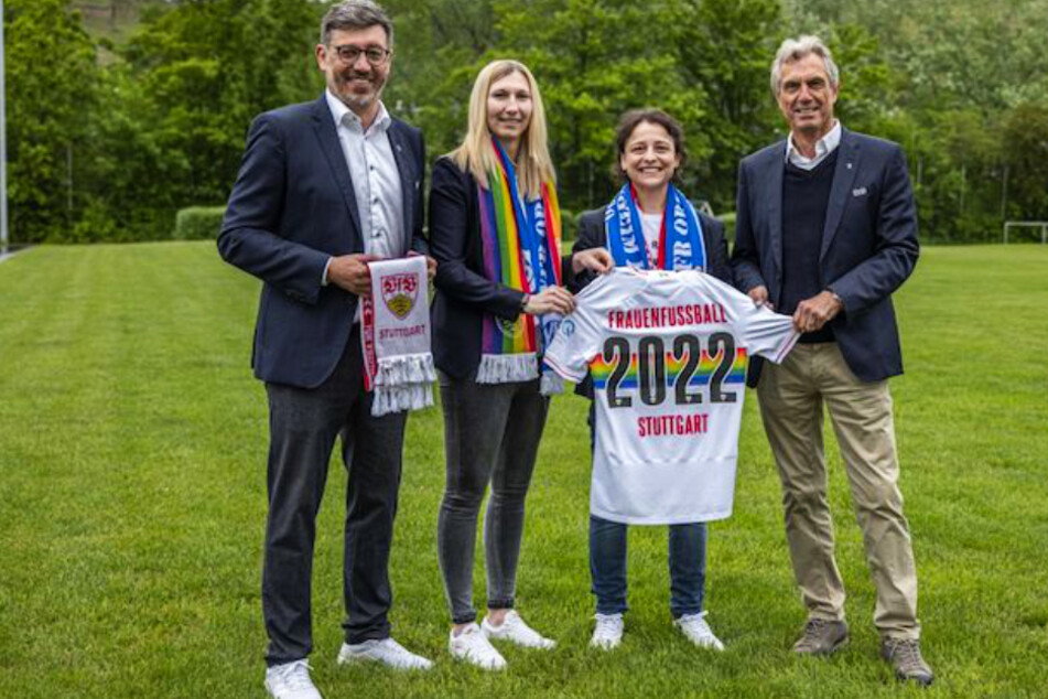 VfB-Präsident Claus Vogt (51), VfB-Vereinsmanagerin Lisa Lang (28), Oriana D'Aleo, die neue Abteilungsleiterin Frauenfußball beim VfB Stuttgart und Präsidiumsmitglied Rainer Adrion (67, v.l.n.r.).