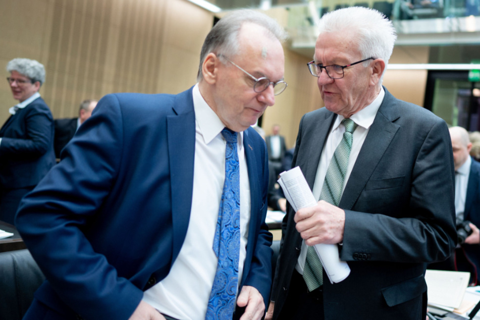 Reiner Haseloff (l, CDU), Ministerpräsident von Sachsen-Anhalt, und Winfried Kretschmann (Bündnis90/Die Grünen), Ministerpräsident von Baden-Württemberg, nehmen im Februar an der Sitzung des Bundesrats teil.
