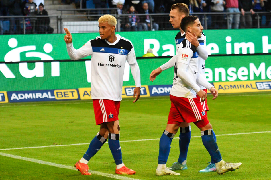 Ransford-Yeboah Königsdörffer (21, l.) hat den Hamburger SV zum Testspiel-Sieg gegen den Orange County Soccer Club geschossen. Die Rothosen gewannen mit 1:0.