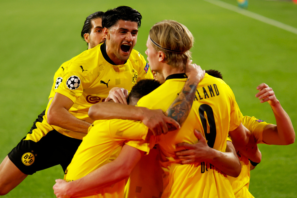 1:1-Torschütze Mahmoud Dahoud (l.) bejubelt mit Erling Haaland (v.) dessen Treffer zum 2:1 für den BVB.
