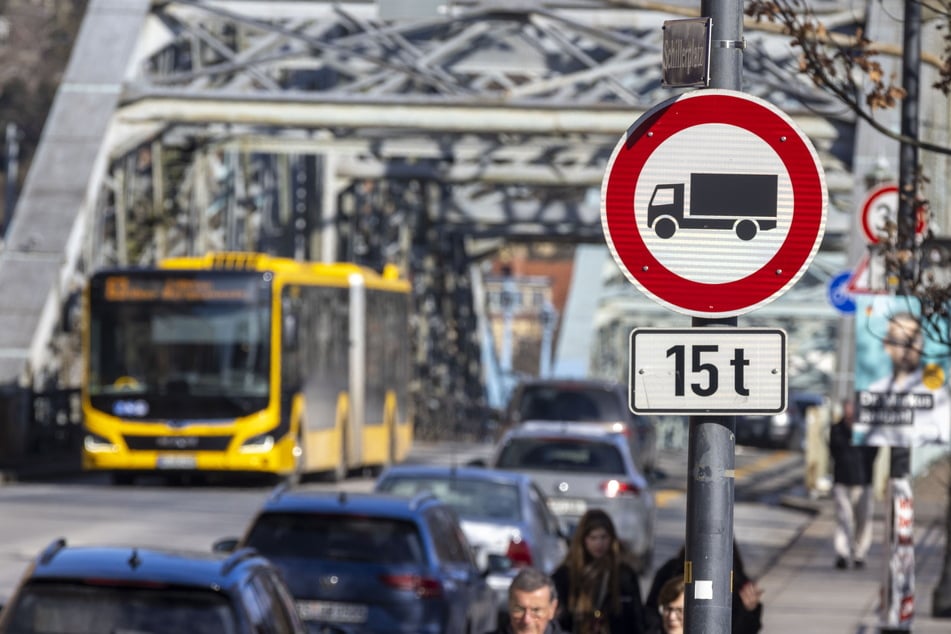 Schwere Busse rollen über das Blaue Wunder, obwohl dort eigentlich eine Gewichtsbegrenzung von 15 Tonnen gilt.