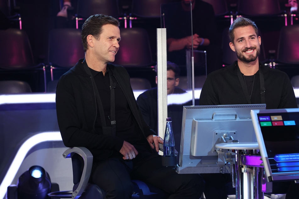 DFB-Direktor Oliver Bierhoff rätselt mit Kevin Trapp.