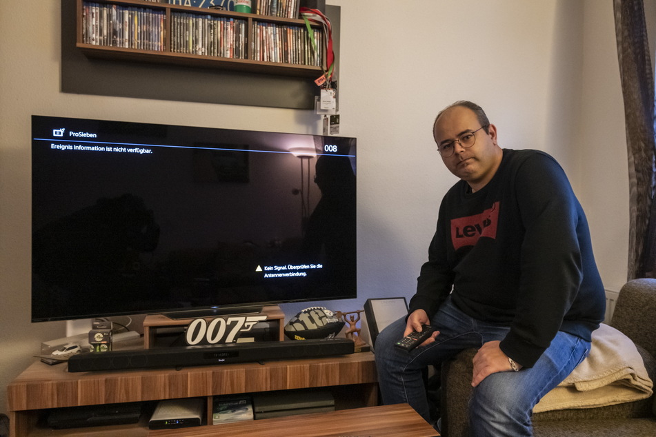 Kein Fernsehen seit dem 5. Januar: Marco Tschink (33) guckt in die Röhre.