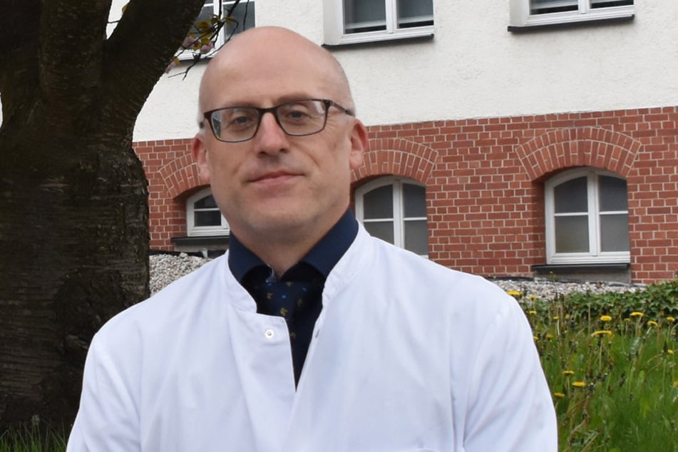 Prof. Michael Fröhner (55, Foto) wurde bei einem Überfall im Chemnitzer Zentrum schwer verletzt und danach notoperiert. Der mutmaßliche Täter (16) kommt nun vor Gericht.