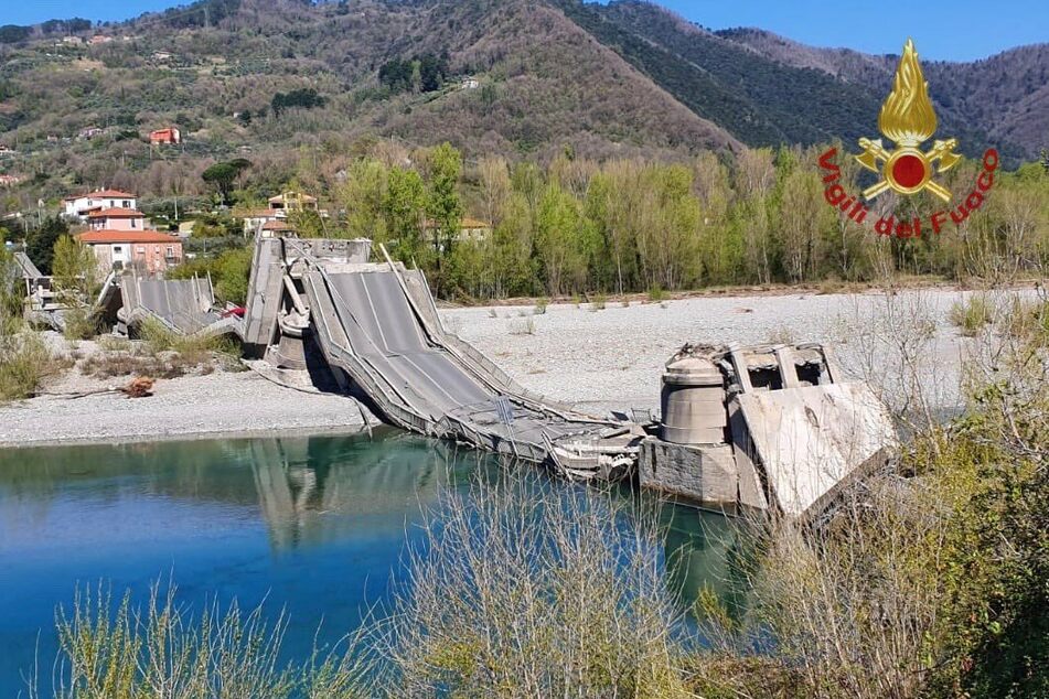 Die Brücke stürzte komplett ein.