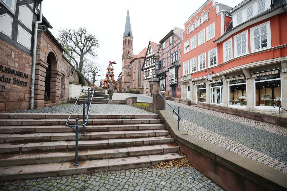Blick auf die Menschenleere Fußgängerzone in Heiligenstadt im Eichsfeld. Für den Kreis gilt seit dem 28. Dezember eine ganztägige Ausgangssperre und wegen hoher Infektionszahlen noch strengere Kontaktbeschränkungen.