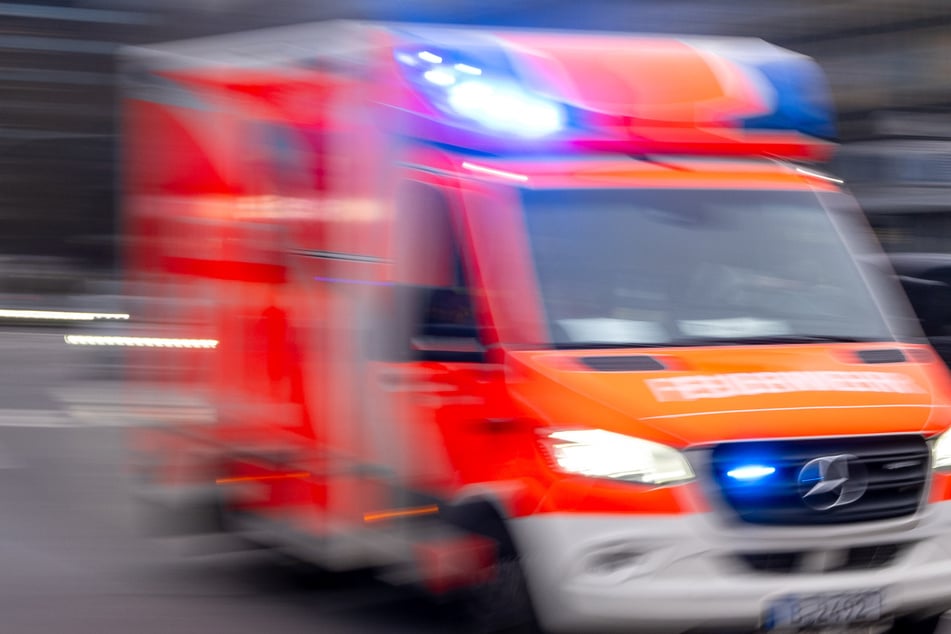 Traktor kracht in Auto: Zwei Verletzte nach Kreuzungs-Crash!