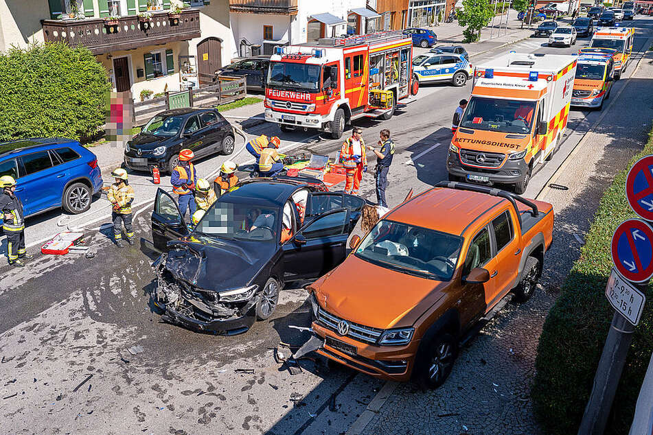Auf der Königsseer Straße sind zwei Autos am Freitagvormittag zusammengestoßen.