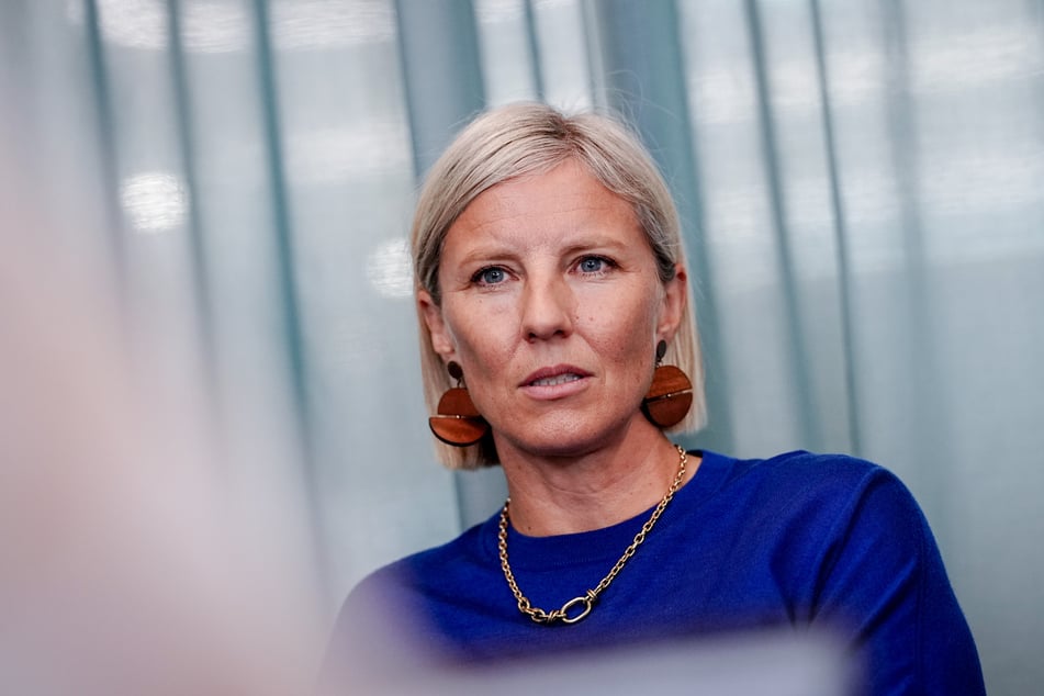 Die gebürtige Schwedin Karin Rådström (47) ist Chefin von Daimler Truck und sieht die Existenz der Nutzfahrzeugindustrie in Europa in Gefahr.
