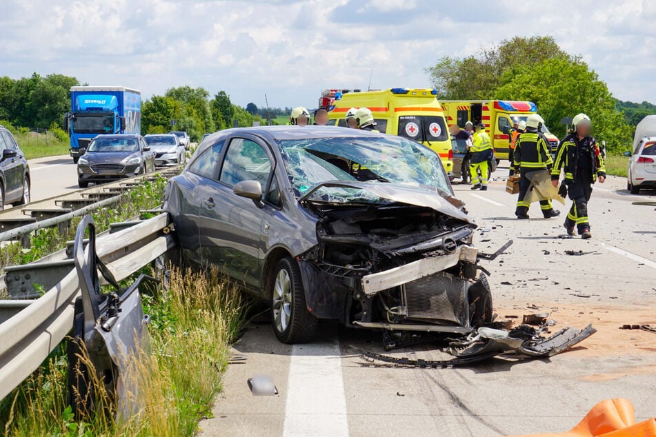 Ein Bild der Verwüstung auf der A14 bei Döbeln: Zahlreiche Einsatzkräfte waren vor Ort, die Autobahn musste gesperrt werden.