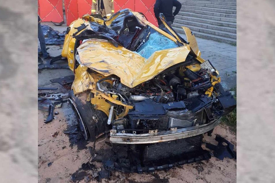 Das Wrack des völlig zerstörten Renault Mégane R.S. nach dem Unfall, bei dem vier junge Männer im Alter zwischen 20 und 24 Jahren starben.