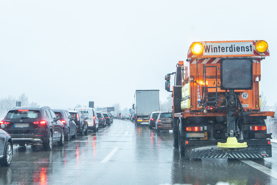 Auf der A72 gab es am Montagmorgen nach einem Unfall Stau. Dabei gab es auch für den Winterdienst kein Vorankommen.