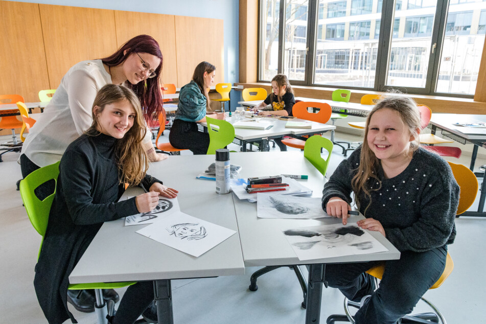 Im Kunstunterrichts-Raum leben sich Clara (11, v.l.), Lehrerin Vivien Koch (27), Frieda Lehmann (25), Josi (11) und Emma (11) kreativ aus.