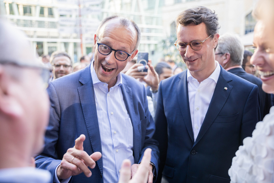 Friedrich Merz (67, l.) und Hendrik Wüst (48, beide CDU) werden als mögliche Konkurrenten um eine Kanzlerkandidatur gehandelt.