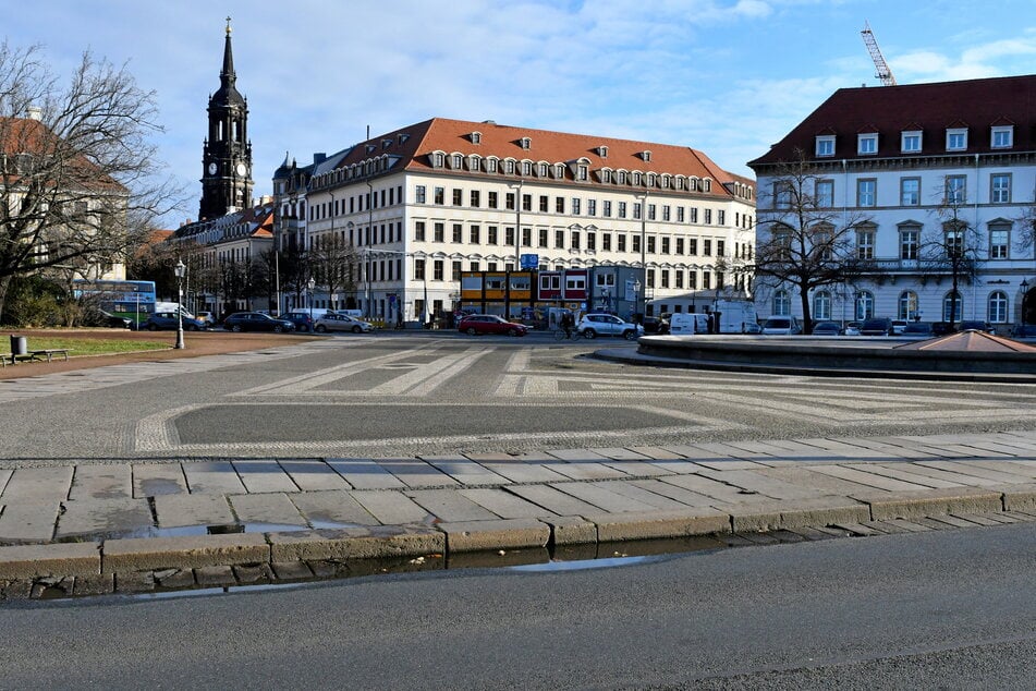 Der Unfall geschah am Palaisplatz auf der Neustädter Seite. (Archivbild)