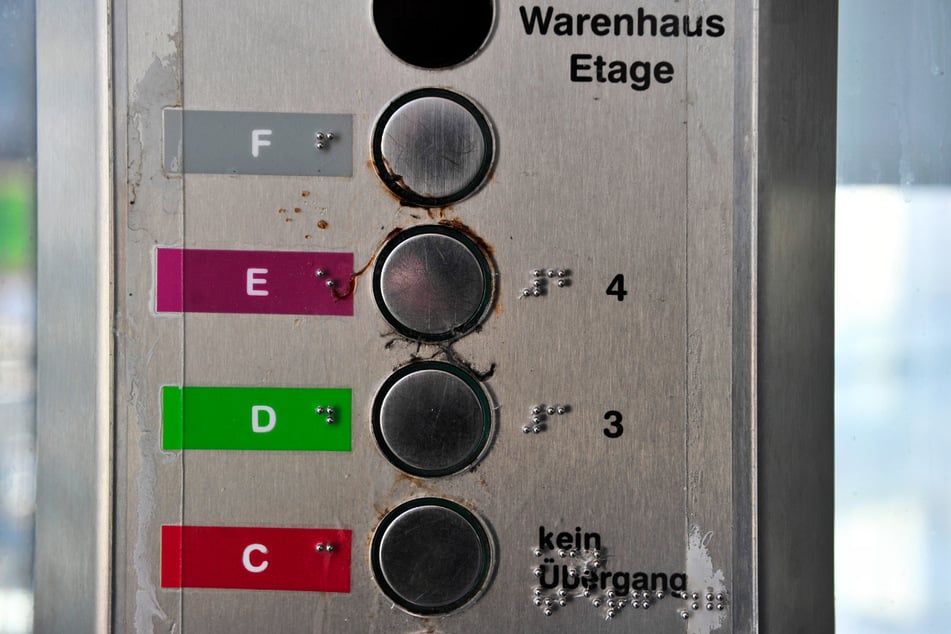 Die Tasten im Fahrstuhl müssten mal ausgetauscht werden.