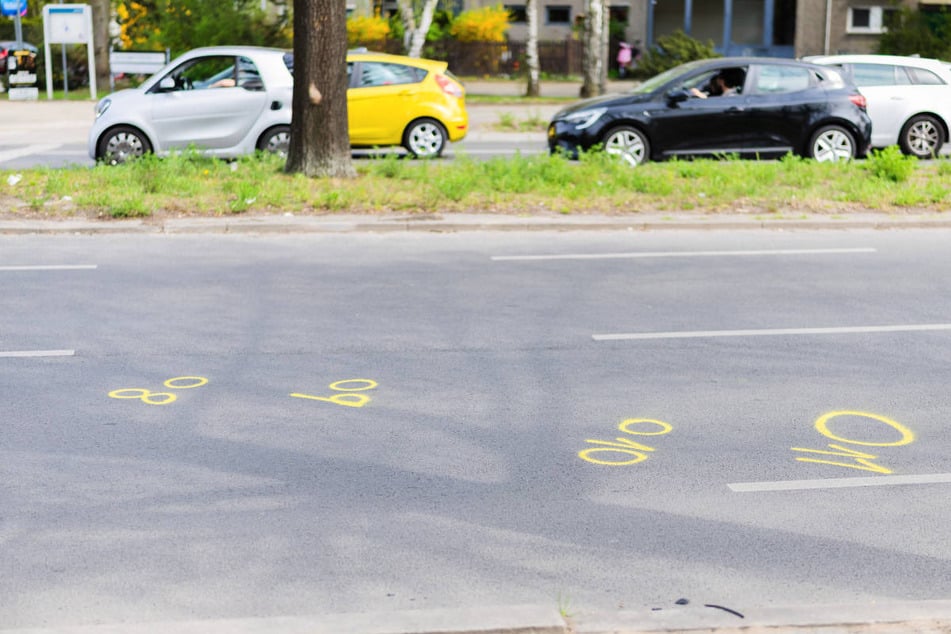 Nach dem Unfall sind an der Kreuzung Buckower Damm Ecke Gutschmidtstraße noch die Markierungen von der Spurensicherung zu erkennen.