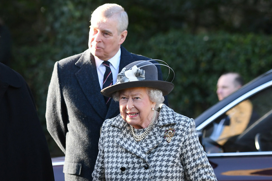 Da war er noch mit den Royals zu sehen: Prinz Andrew gemeinsam mit Queen Elisabeth (95) bei einem Sonntagsgottesdienst Anfang 2020.