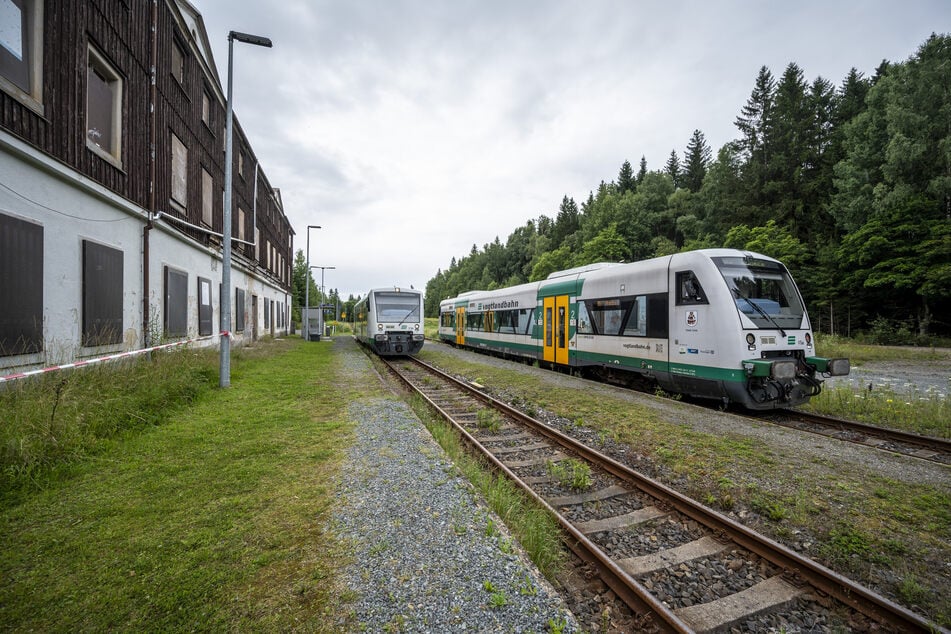 Die Vogtlandbahn fährt den Haltepunkt Zwotental unter der Woche stündlich und am Wochenende alle zwei Stunden an.