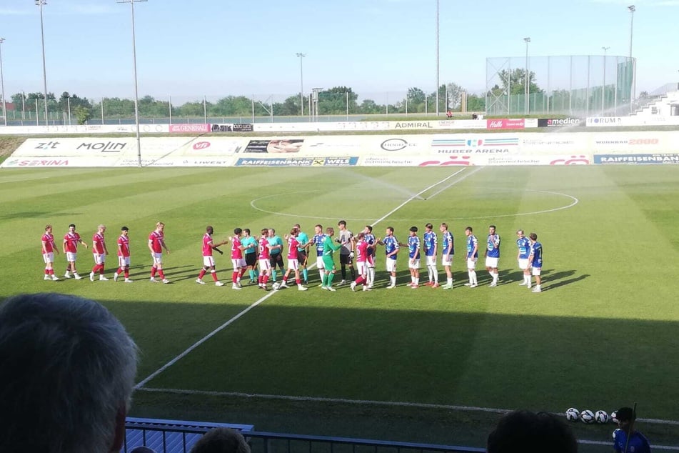 Überpünktlich betreten die Teams den Platz. Es geht drei Minuten früher los.