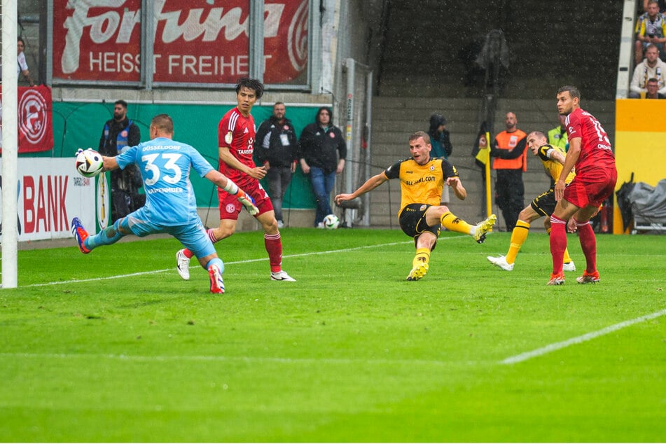 Christoph Daferner (M.) mit seinem Tor zum 1:0 in der 1. Runde gegen Düsseldorf. Er war der Dosenöffner für eine rauschende Pokalnacht.