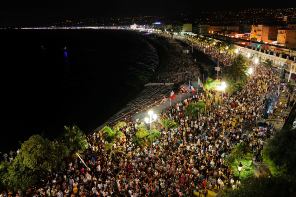 Knapp 5000 Menschen versammeln sich am Samstagabend auf der berühmten Promenade des Anglais während eines Konzertes in der Hafenstadt. Dort legte auch der bekannte französische DJ The Avener auf.