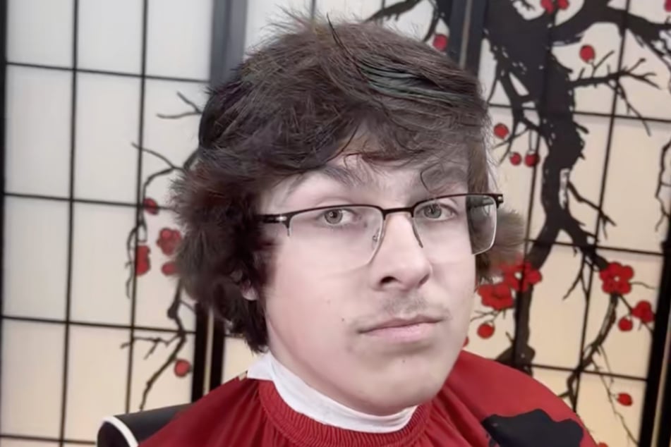 Chaos-Frisur, dicke Brille, Teenager-Schnurrbart. So wollte der junge Kunde nicht mehr weitermachen.
