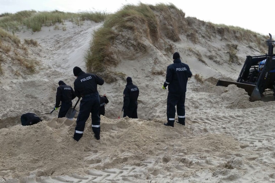 Im Jahr 2017 suchten Polizisten an der Südspitze der Insel Amrum nach der Leiche des Flüchtlings. (Archivbild)