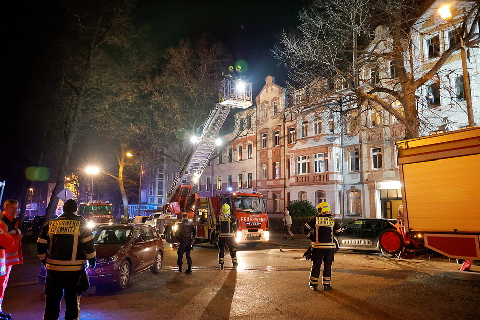 Ein qualmender Grill sorgte für einen größeren Feuerwehreinsatz in Chemnitz.