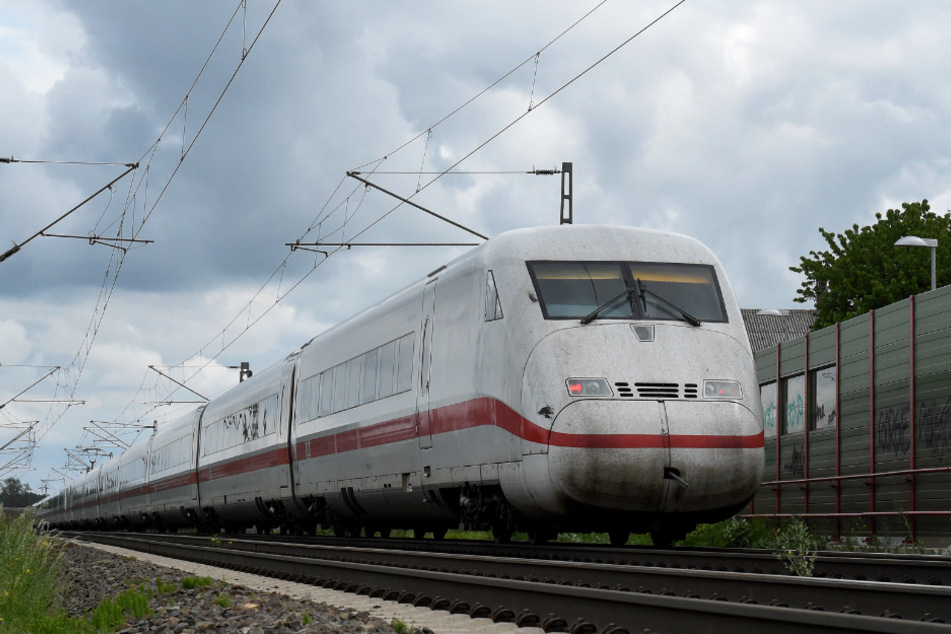 Unbekannte spannen Plakate über Bahngleis: Polizei prüft Zeugenhinweise